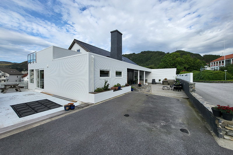 Hvit enebolig i Refvik tegnet og prosjektert av Eldevik Byggrådgivning.