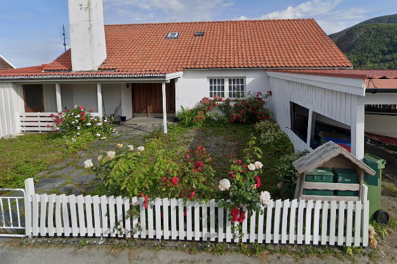 Førbilde. Hvit enebolig i Refvik tegnet og prosjektert av Eldevik Byggrådgivning.