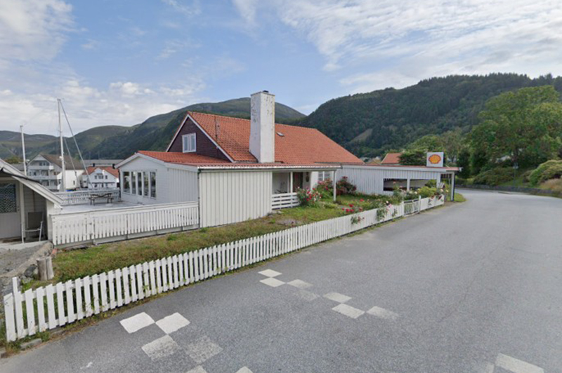 Førbilde. Hvit enebolig i Refvik tegnet og prosjektert av Eldevik Byggrådgivning.